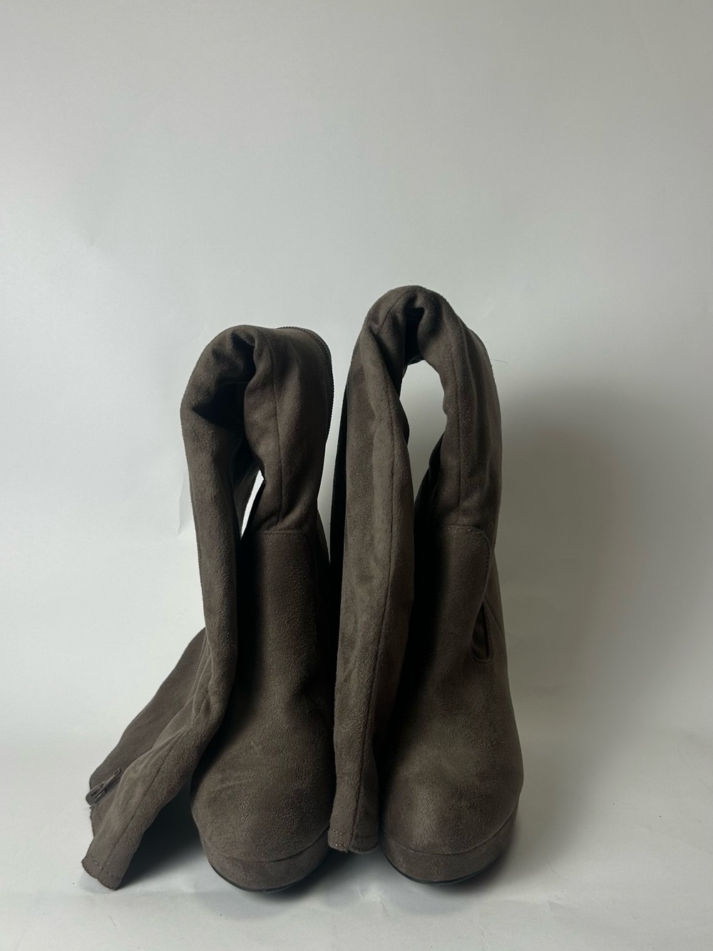 Tall knee high Suede Boots in grey